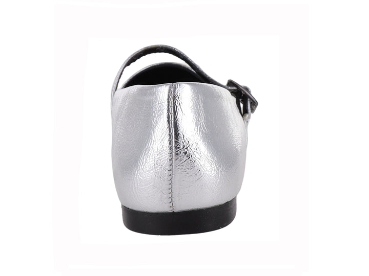 Zapato plano color plata con correa y hebilla metálica.