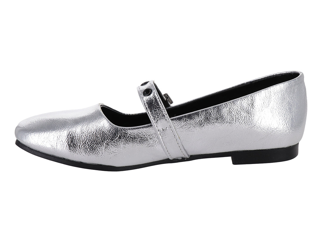 Zapato plano color plata con correa y hebilla metálica.