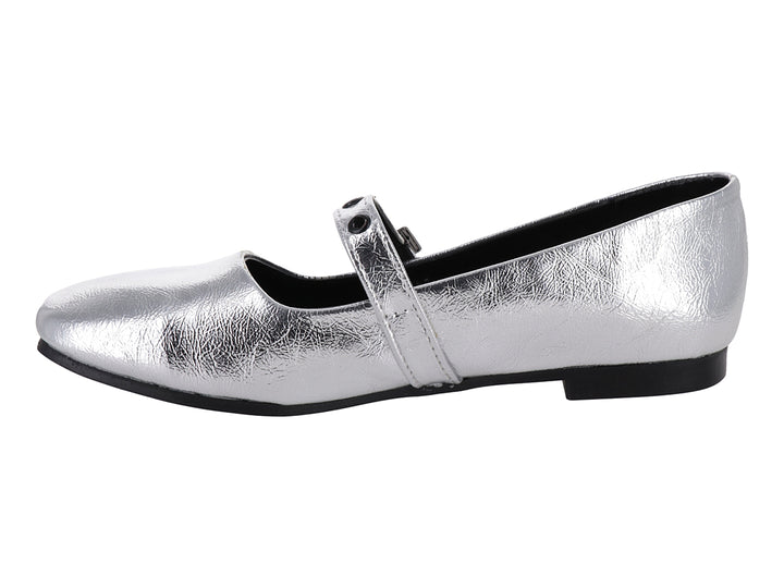 Zapato plano color plata con correa y hebilla metálica.