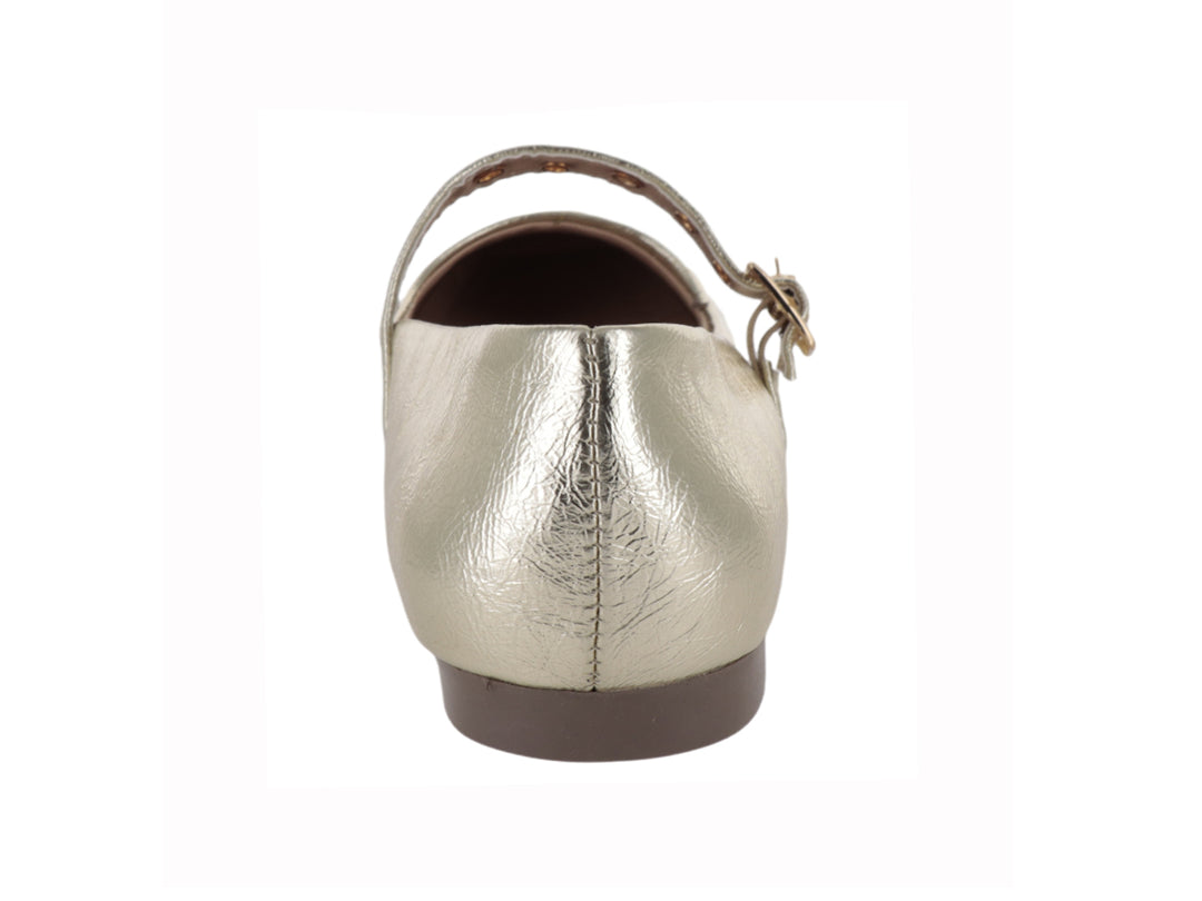 Zapato plano color oro inglés con correa y hebilla para niña.