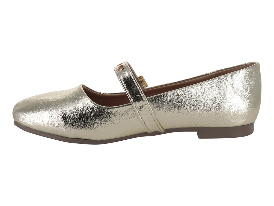 Zapato plano color oro inglés con correa y hebilla para niña.