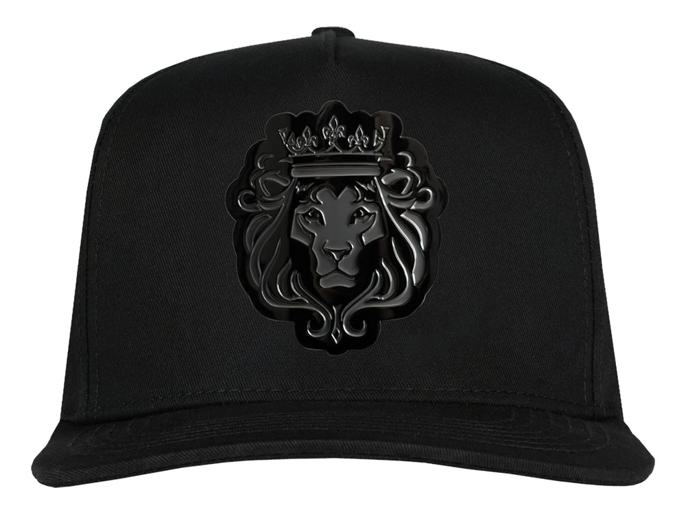 Gorra snapback color negro con un parche frontal detallado de la cabeza de un león con corona en tonos negros y grises.