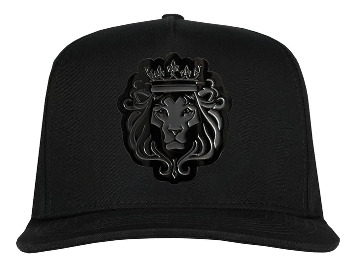 Gorra snapback color negro con un parche frontal detallado de la cabeza de un león con corona en tonos negros y grises.