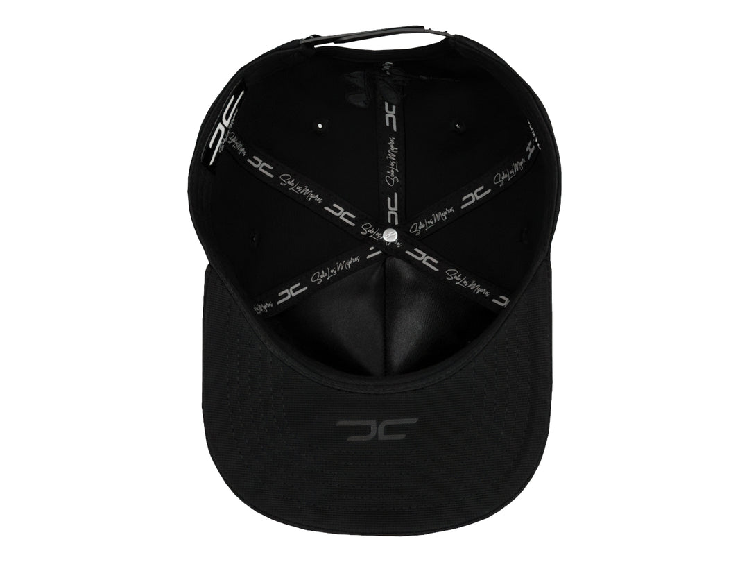 Gorra snapback color negro con un parche frontal detallado de la cabeza de un león con corona en tonos negros y grises.