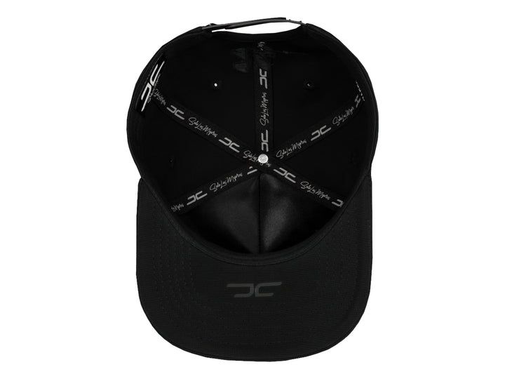 Gorra snapback color negro con un parche frontal detallado de la cabeza de un león con corona en tonos negros y grises.