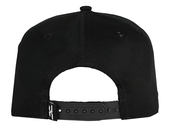 Gorra snapback color negro con un logo de trébol brillante en el frente.