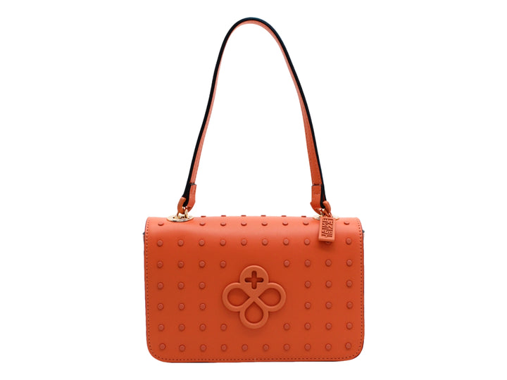 Bolso de hombro color naranja con textura de puntos en relieve y correa negra.