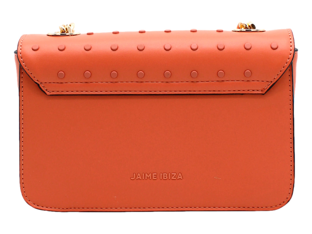 Bolso de hombro color naranja con textura de puntos en relieve y correa negra.