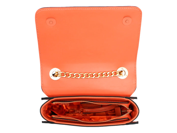 Bolso de hombro color naranja con textura de puntos en relieve y correa negra.