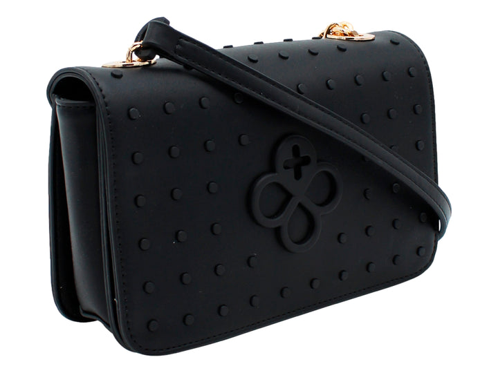 Bolso negro rectangular con textura de puntos y herrajes dorados.