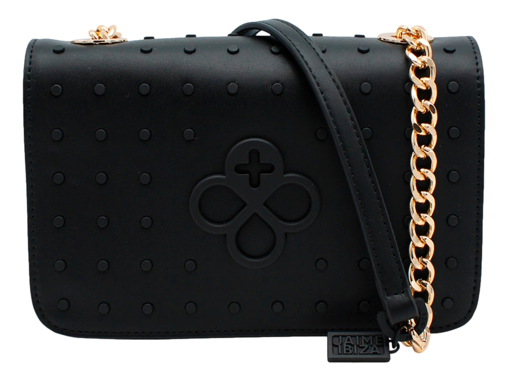 Bolso negro rectangular con textura de puntos y herrajes dorados.