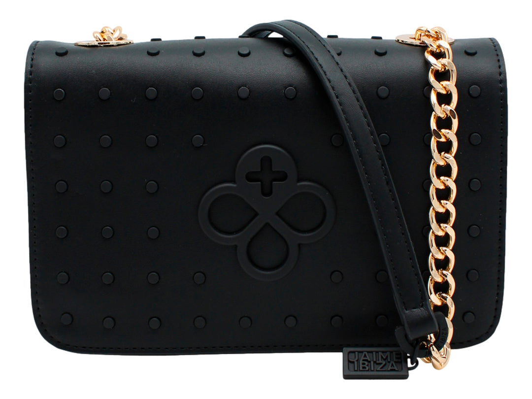 Bolso negro rectangular con textura de puntos y herrajes dorados.