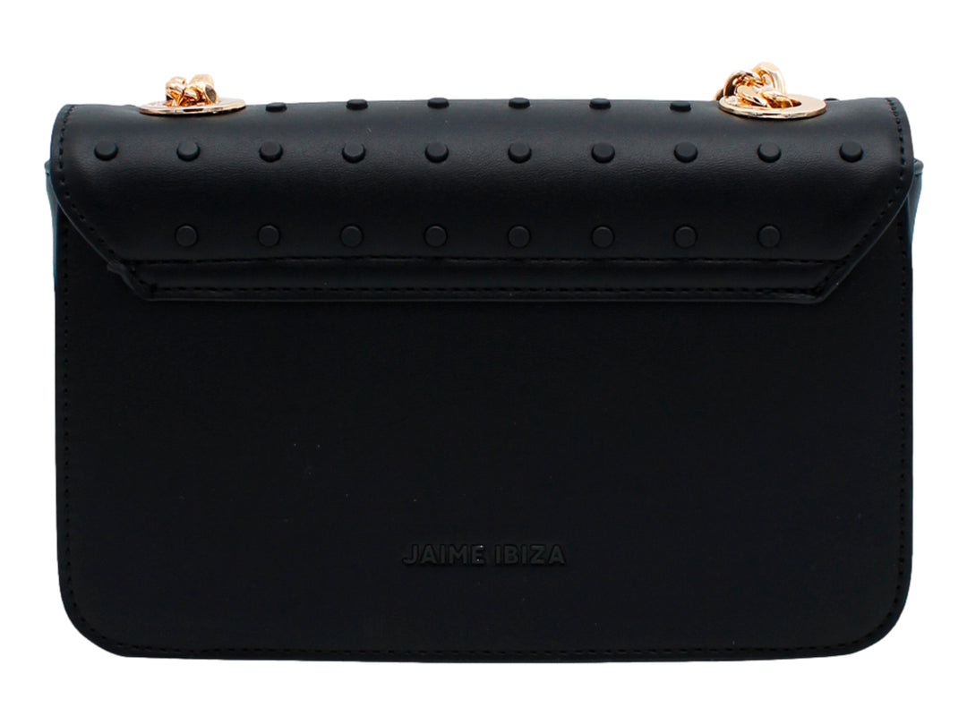 Bolso negro rectangular con textura de puntos y herrajes dorados.