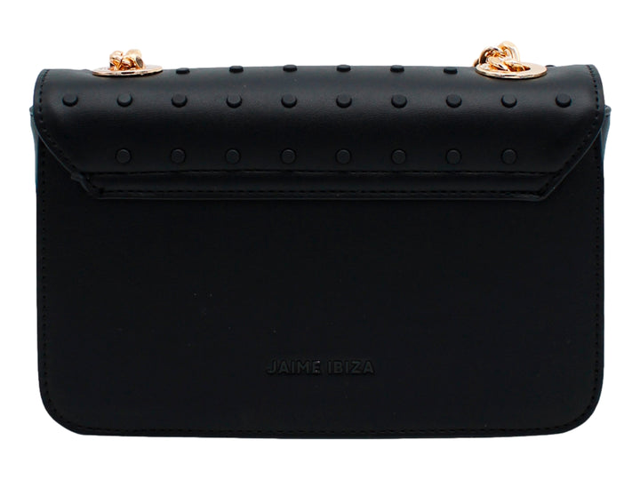 Bolso negro rectangular con textura de puntos y herrajes dorados.