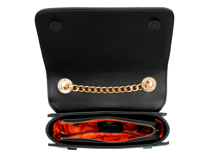 Bolso negro rectangular con textura de puntos y herrajes dorados.