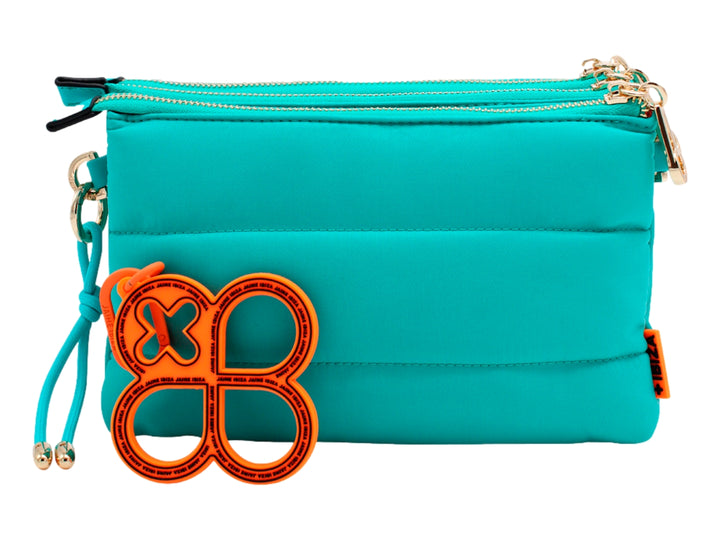 Bolsa crossbody Jaime Ibiza color aqua con diseño acolchado y detalle frontal en relieve.
