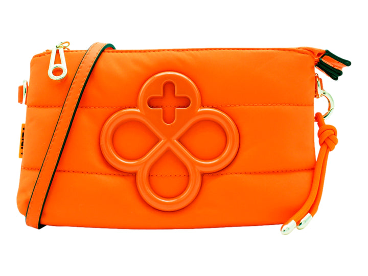 Bolso pequeño color naranja con correa y un elemento decorativo circular en relieve en el frente.