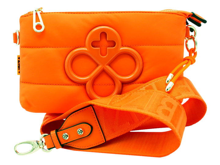 Bolso pequeño color naranja con correa y un elemento decorativo circular en relieve en el frente.
