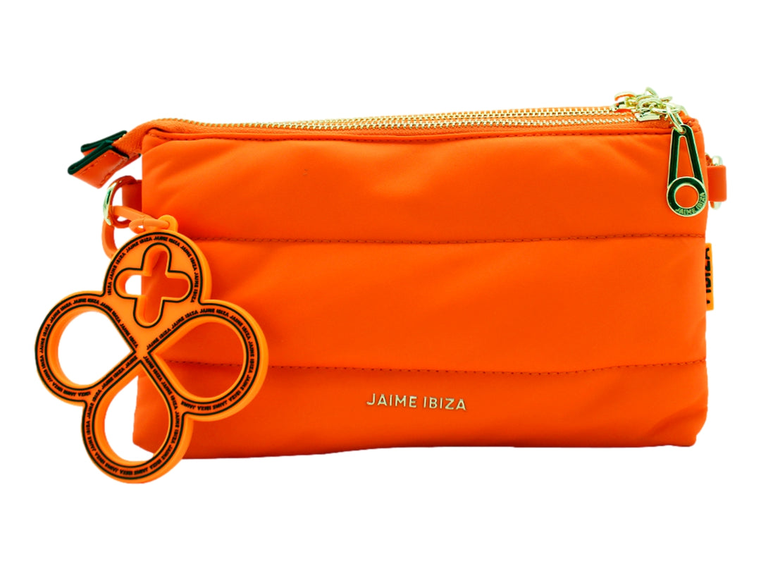 Bolso pequeño color naranja con correa y un elemento decorativo circular en relieve en el frente.