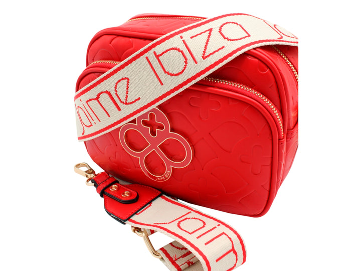 Bolso rojo de Jaime Ibiza con detalles dorados y correa ajustable.