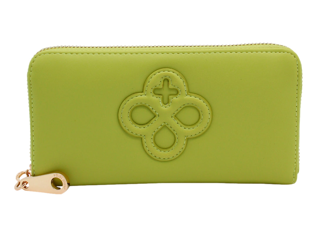 Cartera rectangular de color lima con cierre dorado y detalle decorativo en relieve al frente.