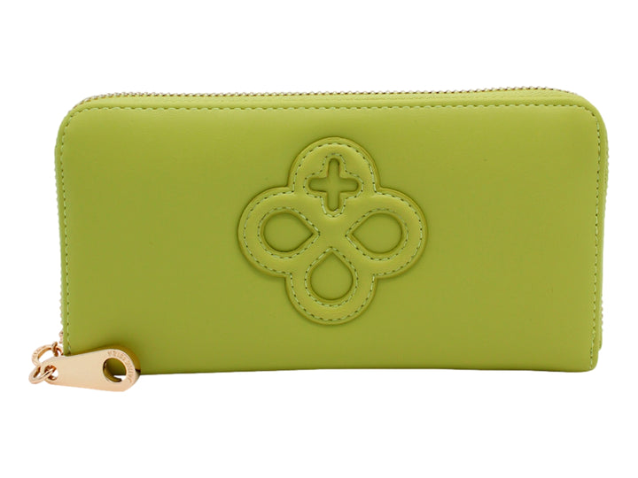 Cartera rectangular de color lima con cierre dorado y detalle decorativo en relieve al frente.
