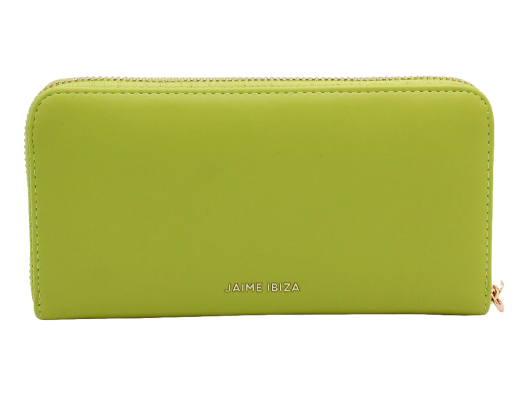 Cartera rectangular de color lima con cierre dorado y detalle decorativo en relieve al frente.