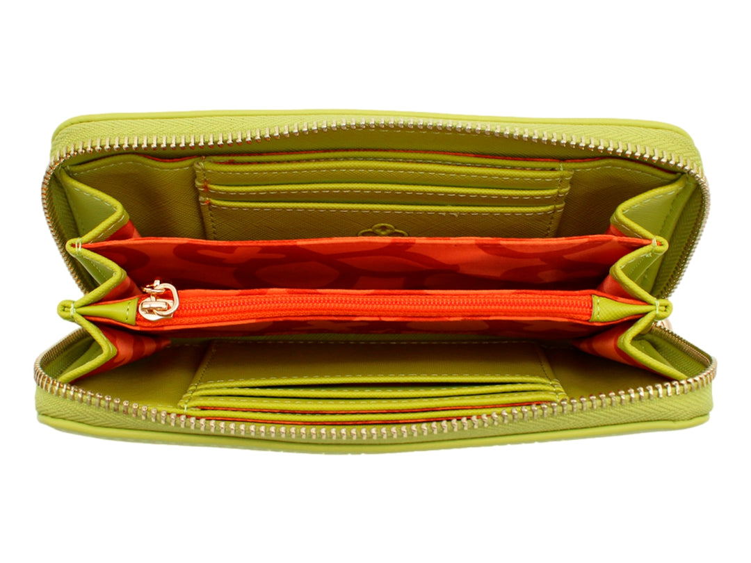 Cartera rectangular de color lima con cierre dorado y detalle decorativo en relieve al frente.