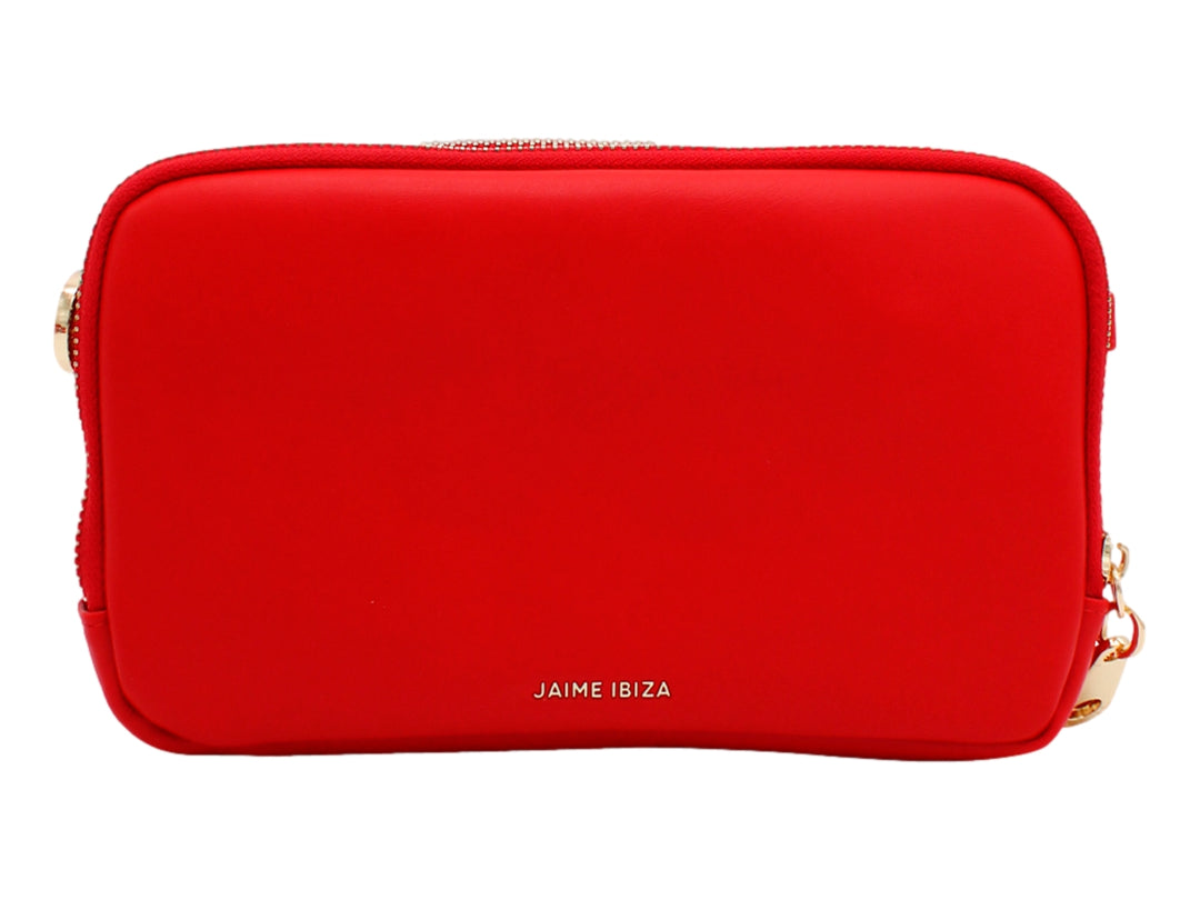 Cartera roja de Jaime Ibiza con diseño en relieve frontal y correa ajustable.