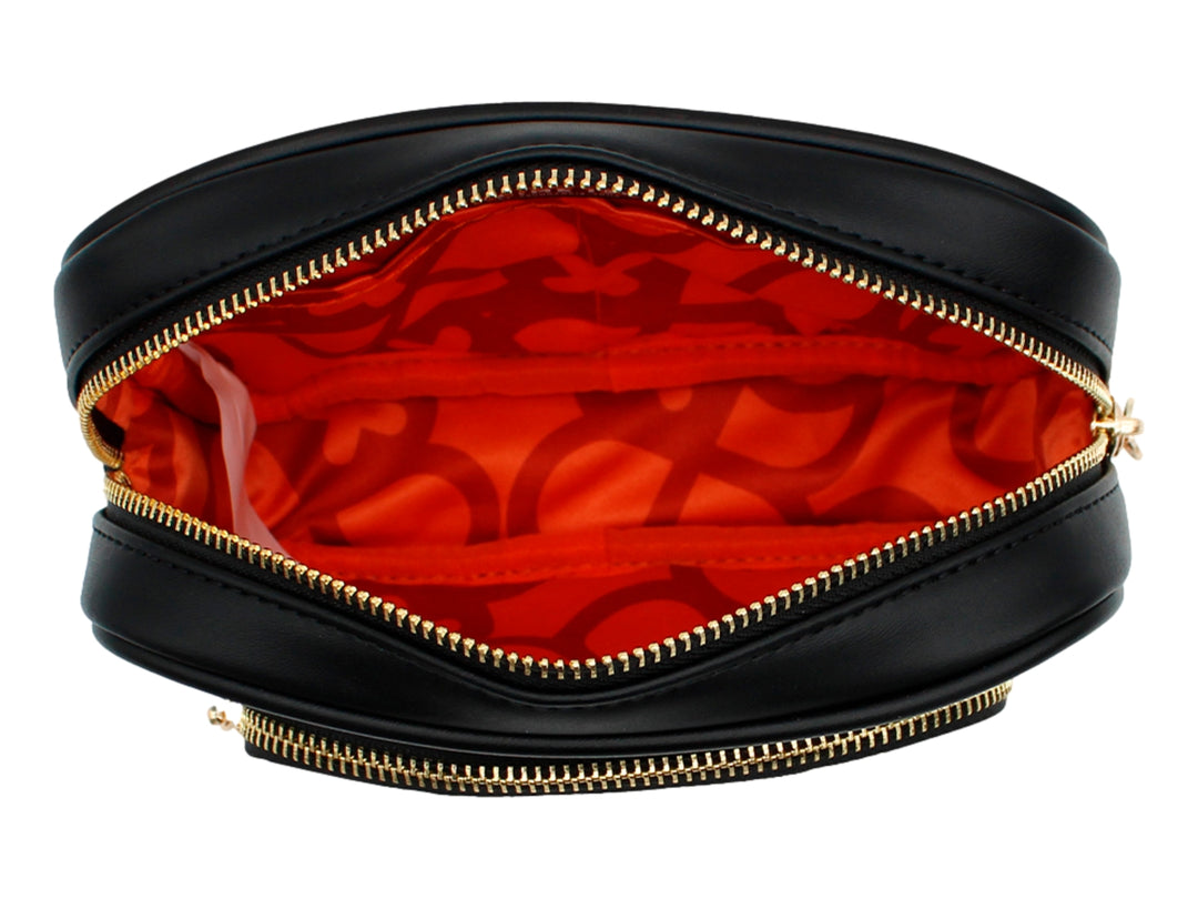 Bolso pequeño de color negro con detalles y cierres en tono dorado, marca Jaime Ibiza.