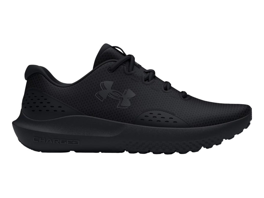 Tenis deportivos Under Armour Charged Surge 4 en color negro sólido, vista lateral.