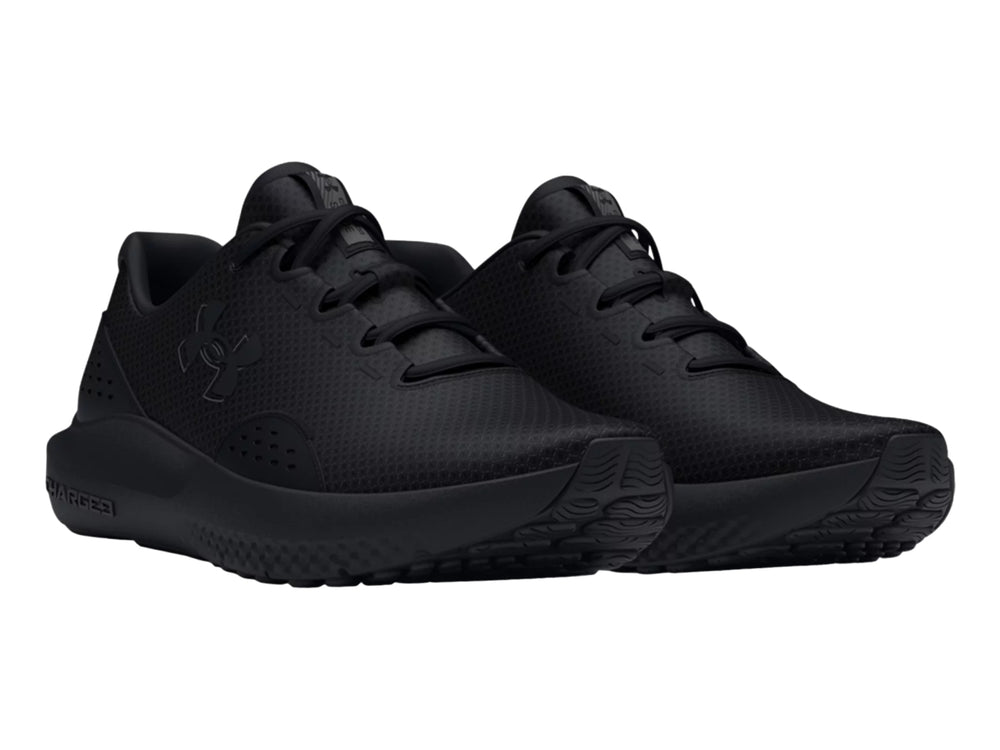 Tenis deportivos Under Armour Charged Surge 4 en color negro sólido, vista lateral.