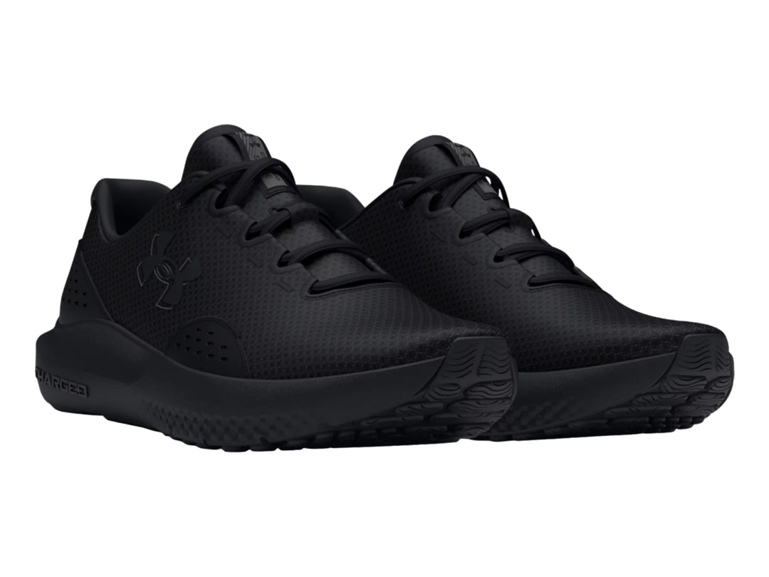 Tenis deportivos Under Armour Charged Surge 4 en color negro sólido, vista lateral.