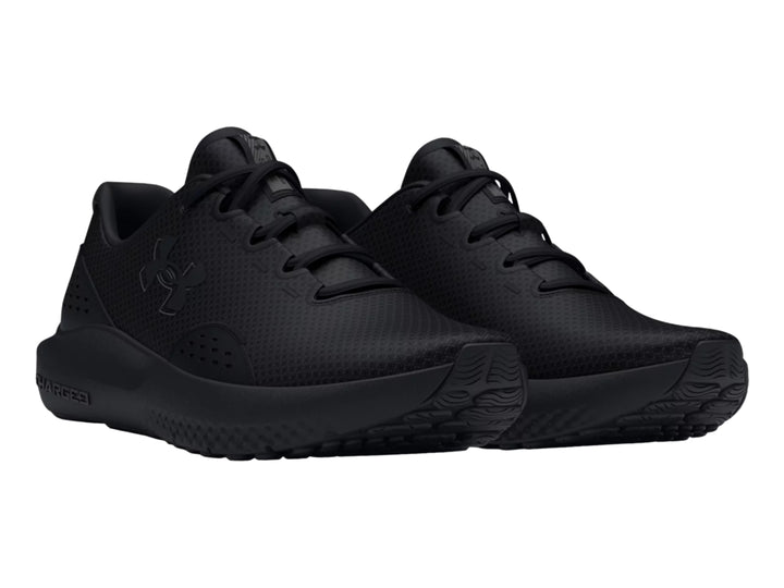 Tenis deportivos Under Armour Charged Surge 4 en color negro sólido, vista lateral.