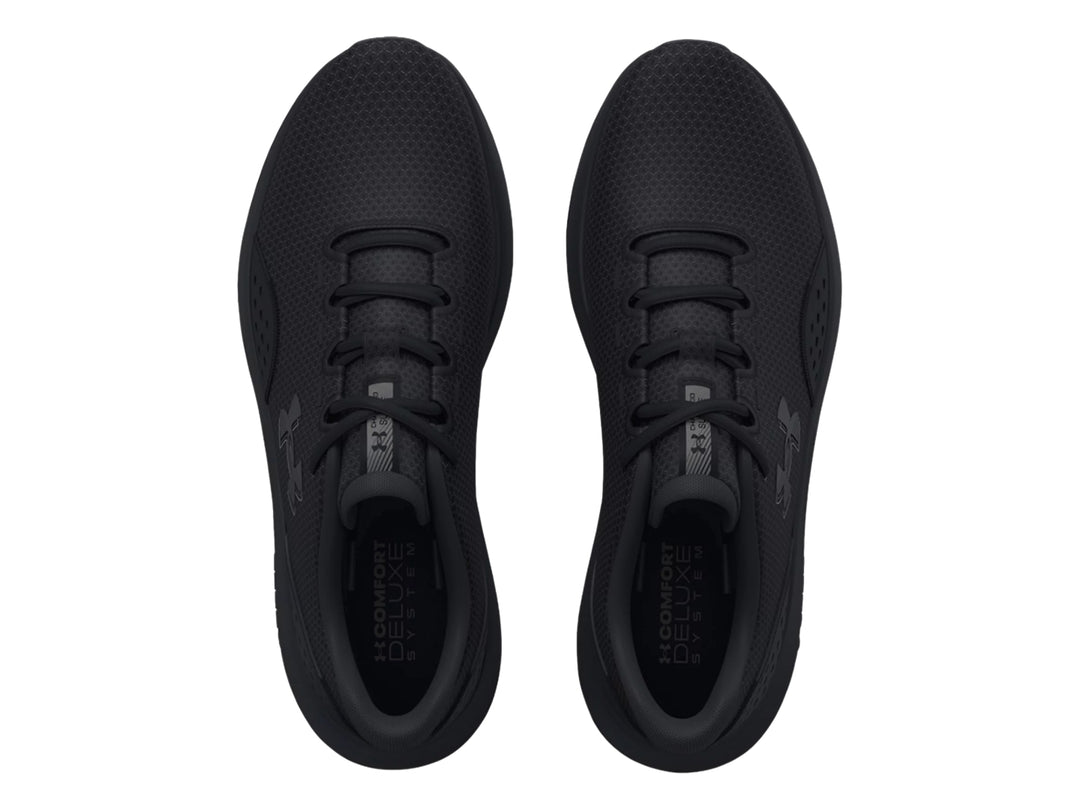 Tenis deportivos Under Armour Charged Surge 4 en color negro sólido, vista lateral.