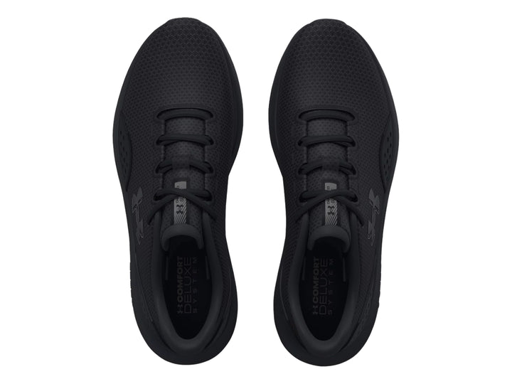 Tenis deportivos Under Armour Charged Surge 4 en color negro sólido, vista lateral.