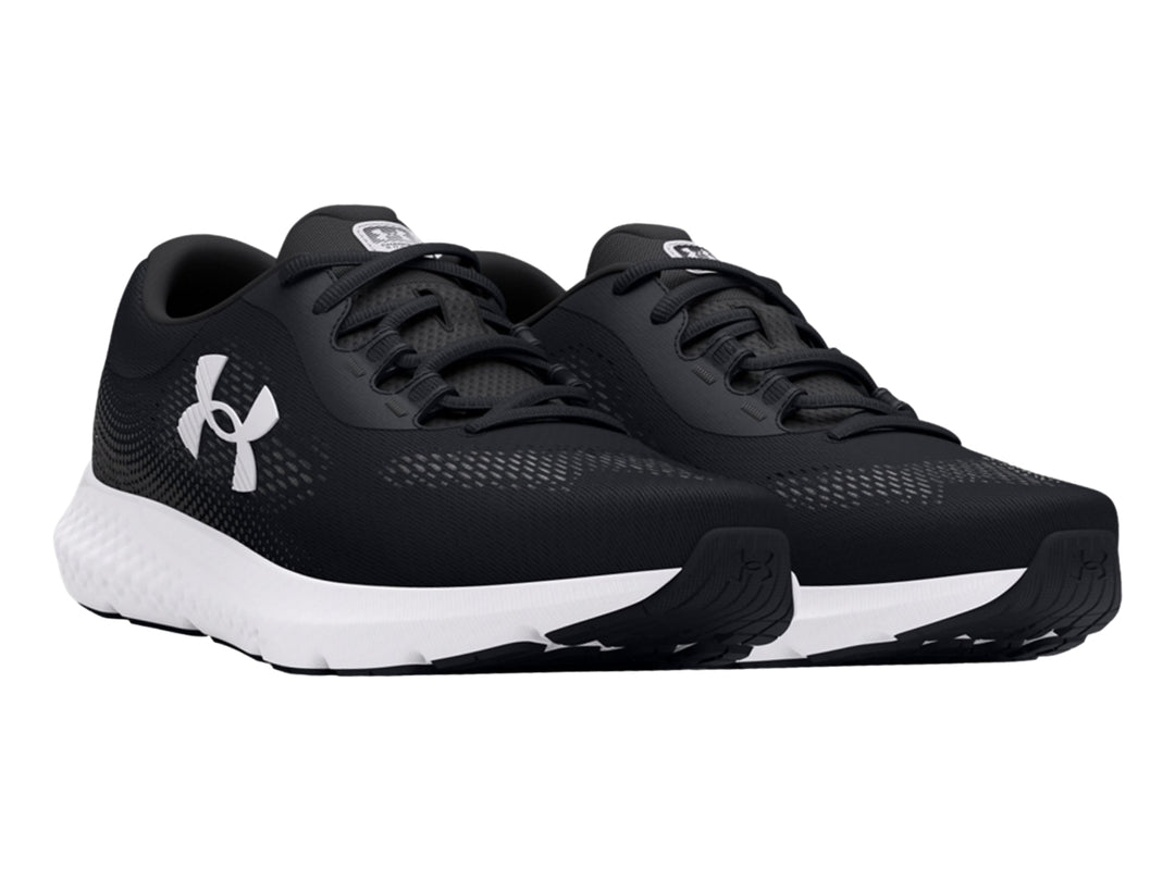 Tenis deportivos Under Armour color negro con suela blanca y logotipo blanco lateral.