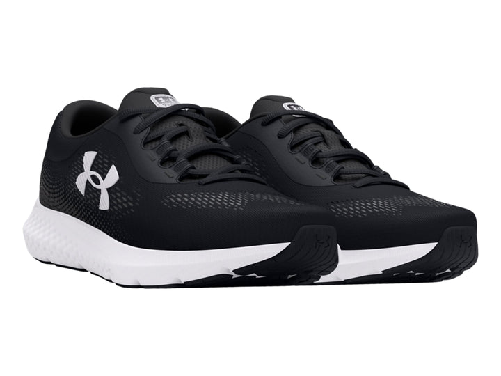 Tenis deportivos Under Armour color negro con suela blanca y logotipo blanco lateral.