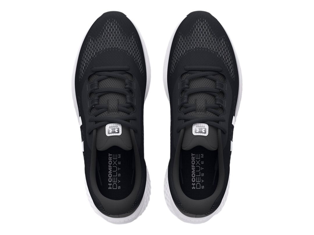 Tenis deportivos Under Armour color negro con suela blanca y logotipo blanco lateral.