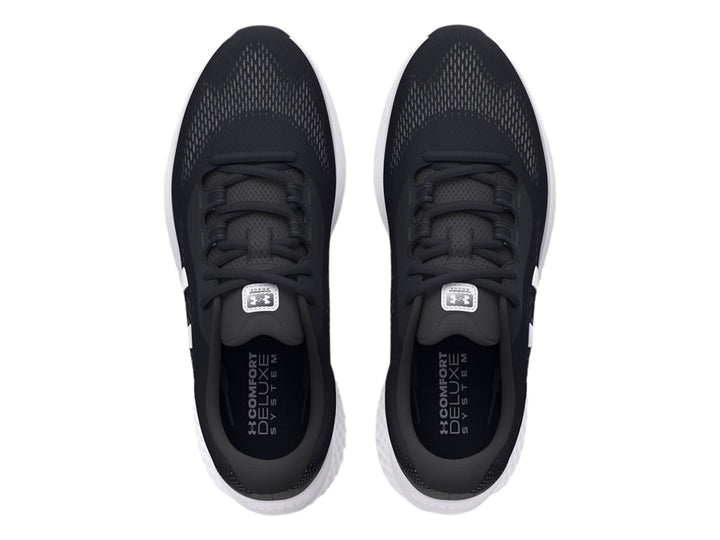 Tenis deportivos Under Armour color negro con suela blanca y logotipo blanco lateral.