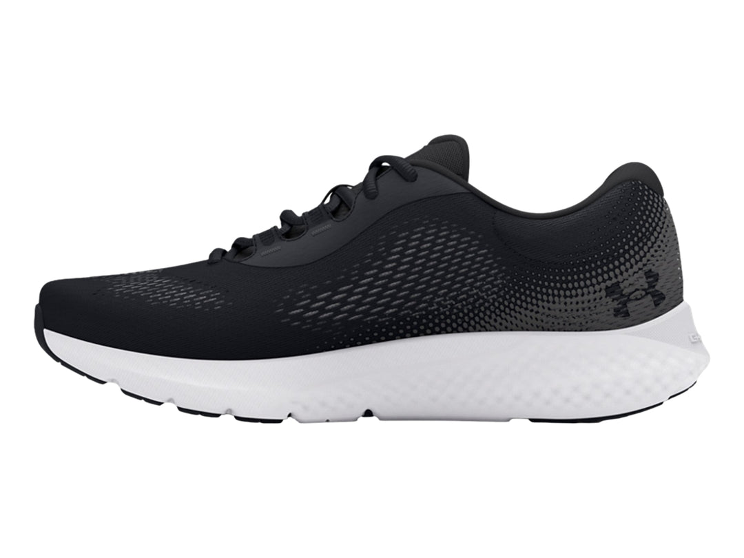 Tenis deportivos Under Armour color negro con suela blanca y logotipo blanco lateral.