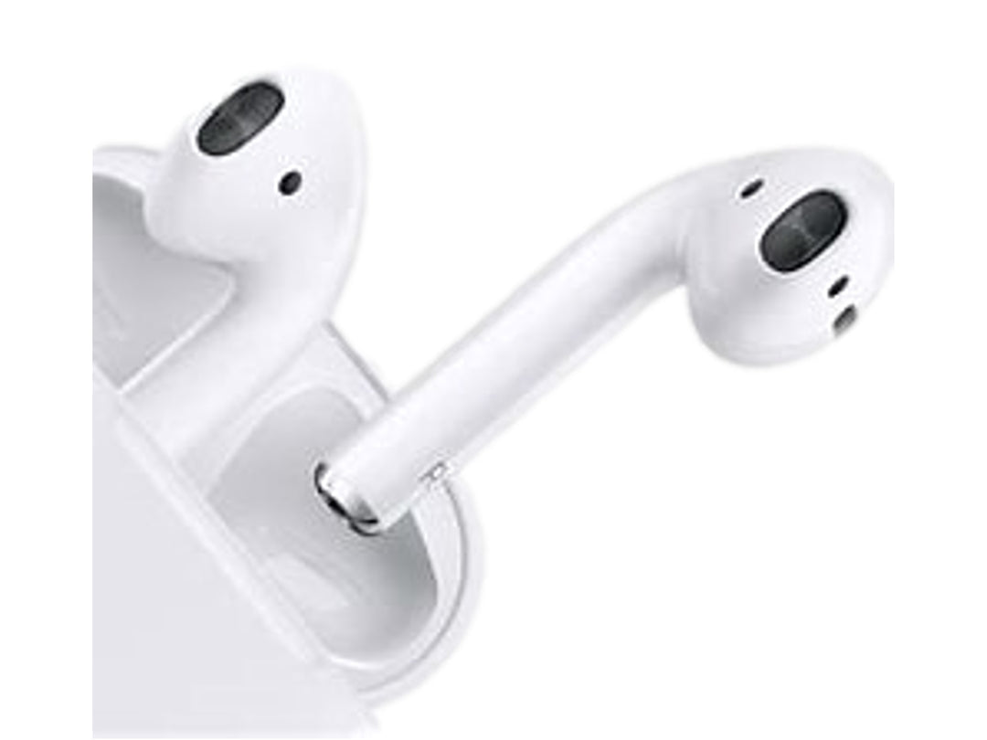 Audífonos inalámbricos Apple AirPods de segunda generación en color blanco dentro de su estuche de carga.