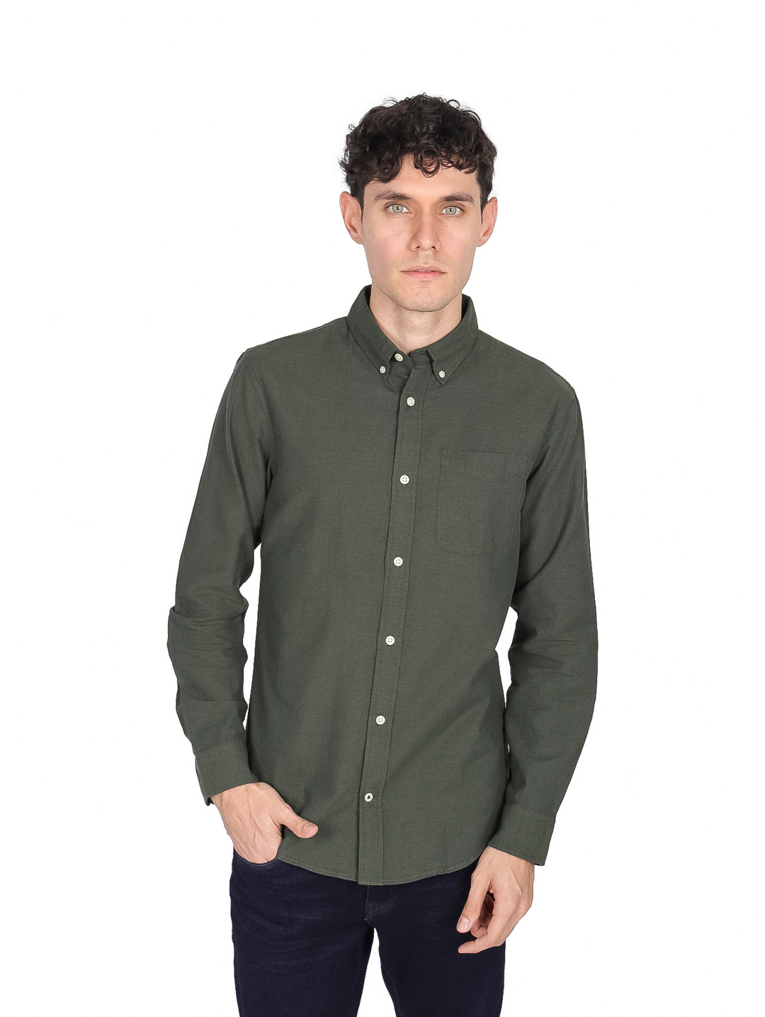 Hombre vistiendo una camisa casual de manga larga en color verde oscuro con botones blancos.