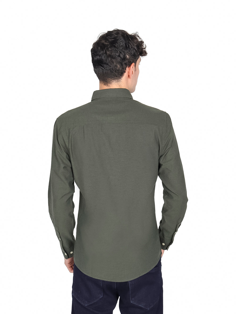 Hombre vistiendo una camisa casual de manga larga en color verde oscuro con botones blancos.