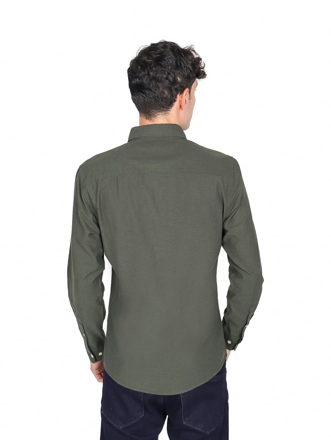 Hombre vistiendo una camisa casual de manga larga en color verde oscuro con botones blancos.