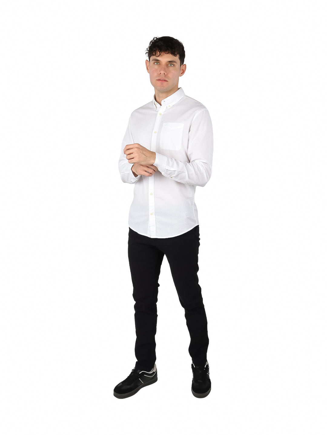 Hombre vistiendo una camisa Oxford de color blanco con manga larga y un bolsillo en el pecho.