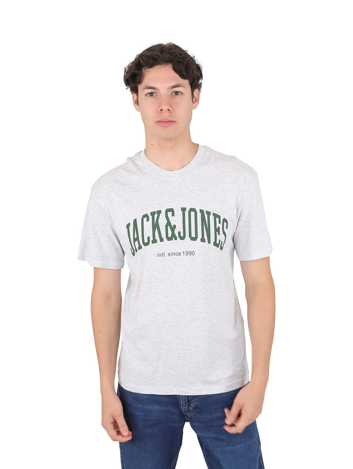 Hombre vistiendo camiseta de manga corta color blanco melange con logotipo verde en el pecho.