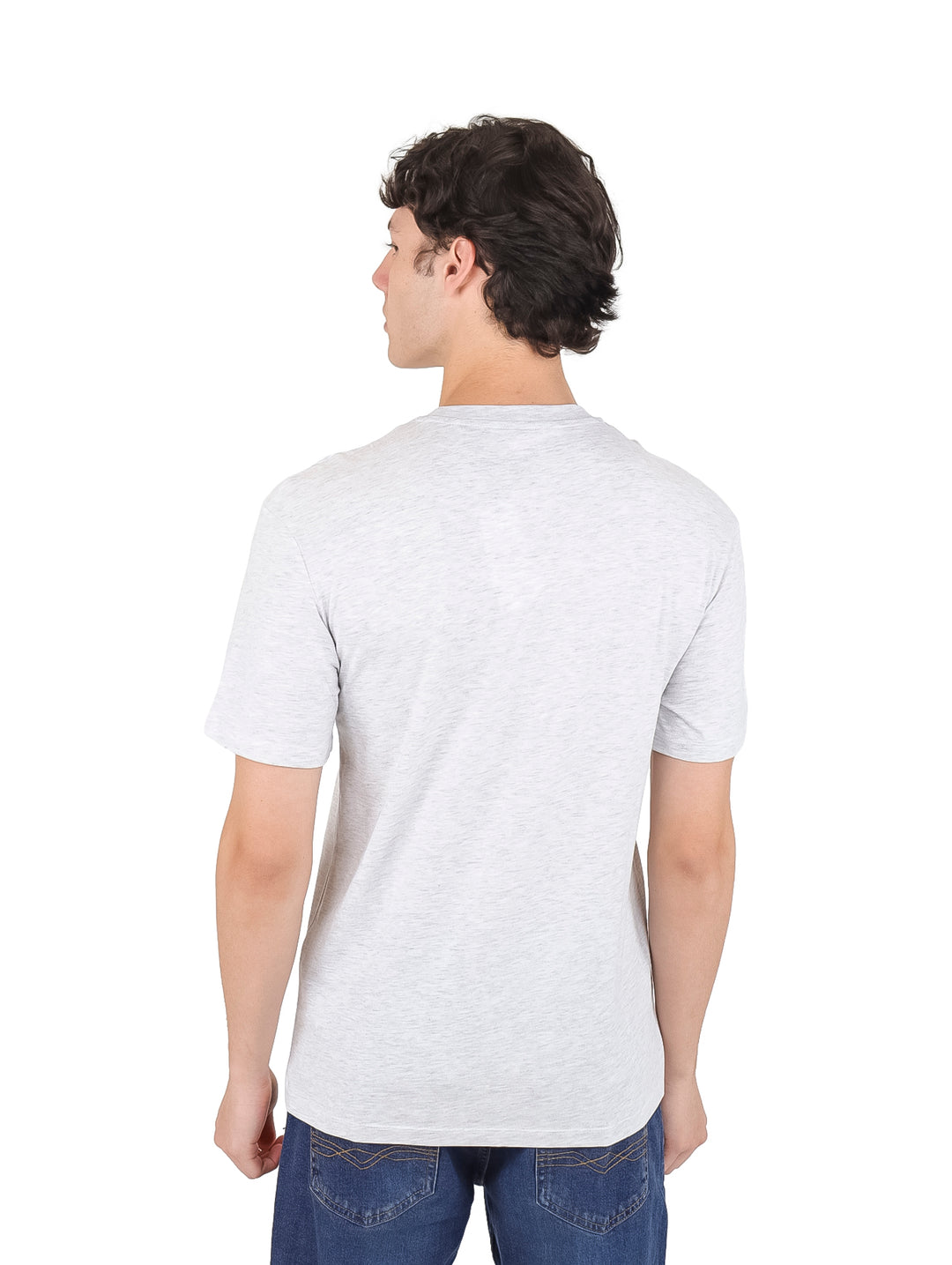 Hombre vistiendo camiseta de manga corta color blanco melange con logotipo verde en el pecho.