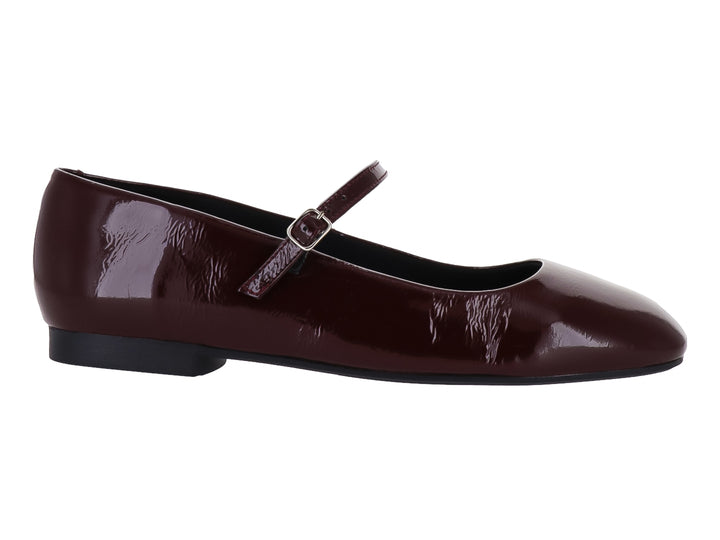 Zapato plano de charol color vino con correa y hebilla dorada para Niña.