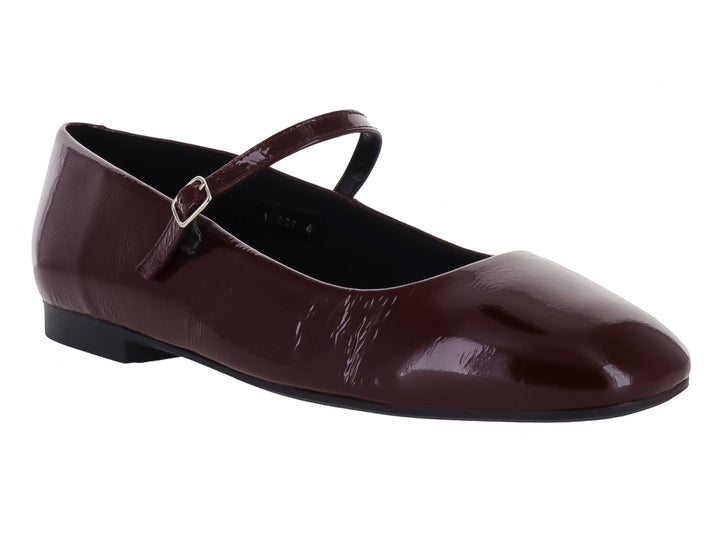 Zapato plano de charol color vino con correa y hebilla dorada para Niña.